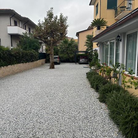 Casa Versilia Hotel มารีนา ดิ มาซซา ภายนอก รูปภาพ
